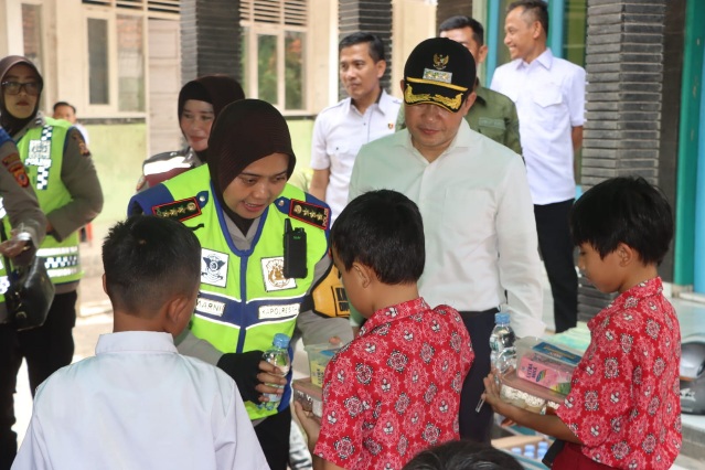 Sinergi Polresta Cirebon dan Pemkab Cirebon Gelar Program Makan Siang Gratis di SDN 3 Cipanas