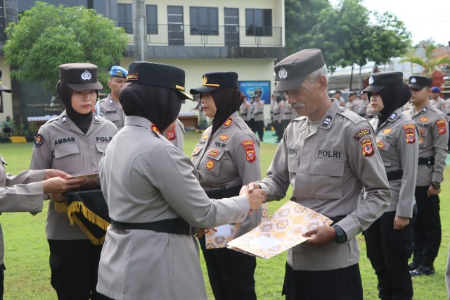 Kapolresta Cirebon Berikan Penghargaan Kepada Personil Berprestasi