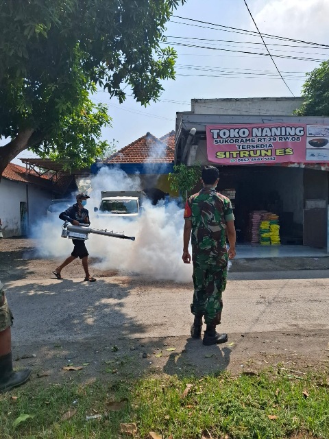 Antisipasi DBD, Babinsa Penompo Koramil Jetis Bareng Nakes Ajak Warga Jaga Kebersihan Lingkungan