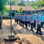 Tanamkan Disiplin & Tanggung Jawab Babinsa Koramil Gondang Latihkan Dasar PBB Ratusan Siswa SMPN