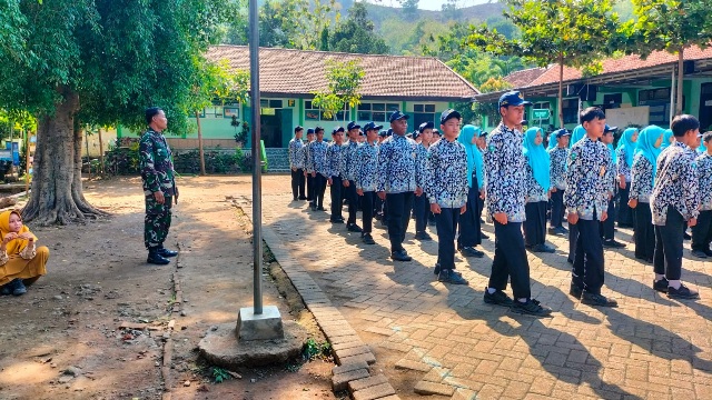 Tanamkan Disiplin & Tanggung Jawab Babinsa Koramil Gondang Latihkan Dasar PBB Ratusan Siswa SMPN