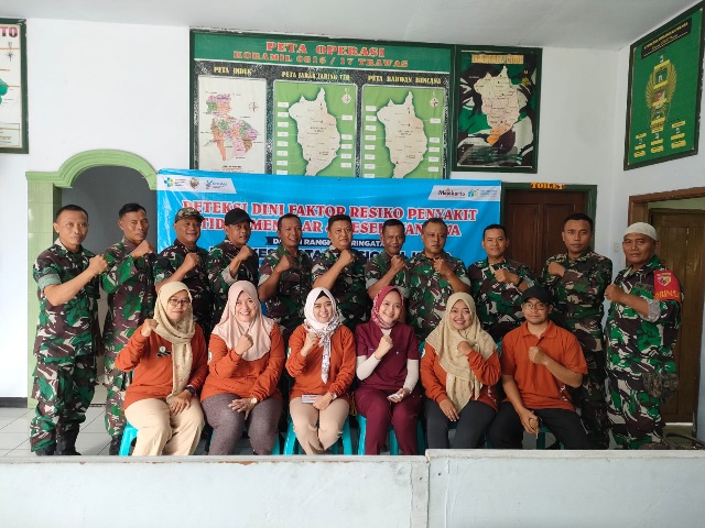 Peringati Hari Kesehatan Nasional Ke-60, Koramil Trawas – UPT Puskesmas Bersinergi Gelar Rikes Anggota TNI