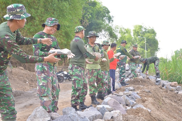 Bangun Plengsengan Jalan Desa, Kodim 0815/Mojokerto Gelar Karya Bakti TNI Satkowil Semester II TA 2024