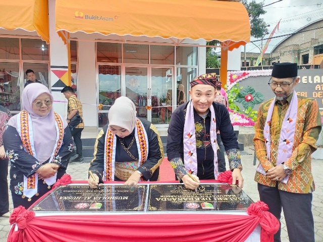 Pj. Bupati Tanggamus Menghadiri dan Meresmikan Galeri Dekranasda Kabupaten Tanggamus