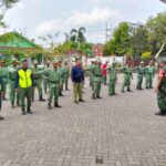 Tingkatkan Kapasitas Satlinmas, Koramil 0815/02 Trowulan Bekali Wasbang & Latihkan PBB