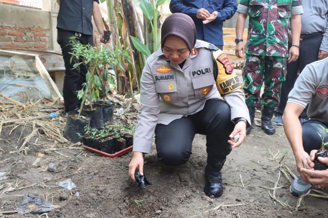 Polresta Cirebon Bagikan Bibit Cabai, Ikan, dan Bioflok di Desa Trusmi Kulon