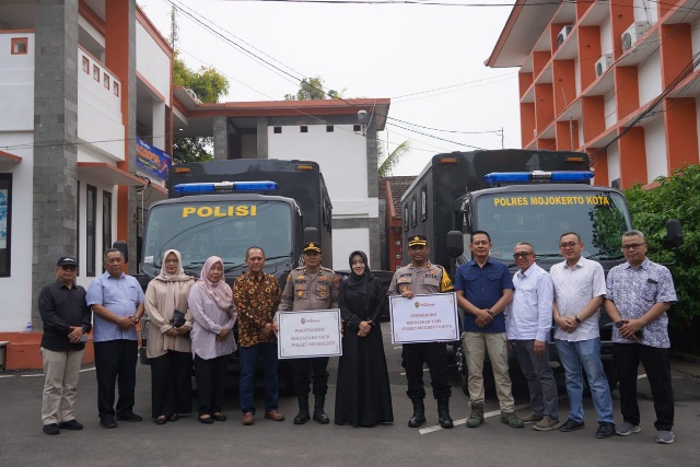 Pemkab Mojokerto Serahkan Dua Armada Truk Pasukan Untuk Polres Dan Polresta