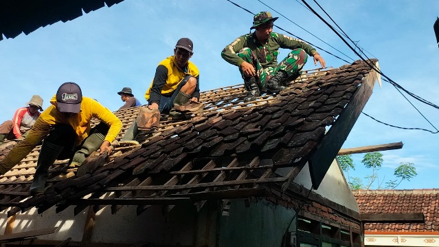 Bedah Rumah Warga, Koramil Pacet Bersama Baznas Bersinergi Tingkatkan Taraf Hidup Masyarakat