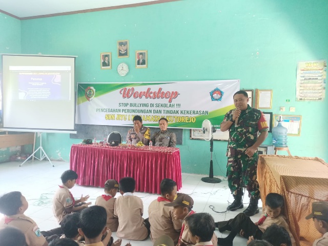 Babinsa Koramil 0815/13 Kutorejo Kodim 0815/Mojokerto Berikan Edukasi Anti-Bullying di SDN 1 Jiyu