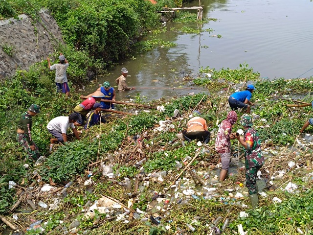 Antisipasi Bencana Banjir Koramil Mojosari Bareng BPD & Forkopimcam Bersihkan Sungai Sadar