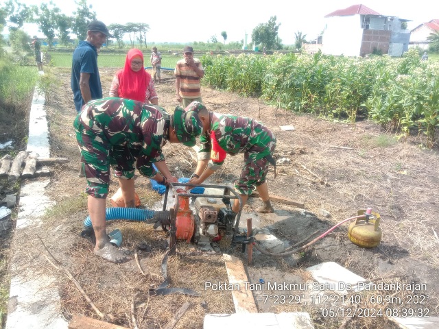 Babinsa Koramil 0815/06 Kemlagi Bantu Petani Airi Sawah Gunakan Pompanisasi Brigade Alsintan