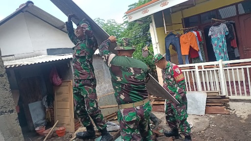 Capai Hasil Signifikan, Sinergitas Koramil Pacet Bareng Baznas Bedah Rumah Warga Masuk Tahap Pemasangan Atap