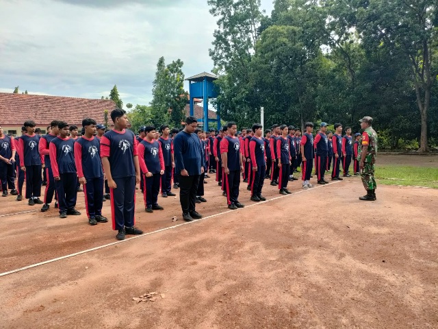 Bentuk Karakter Generasi Muda, Babinsa Koramil 0815/12 Tanamkan Kedisiplinan Siswa SMPN 1 Ngoro