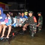 Tinjau Lokasi Banjir Desa Tempuran, Wabup Gus Barra Dan Khofifah Salurkan Bantuan Untuk Warga