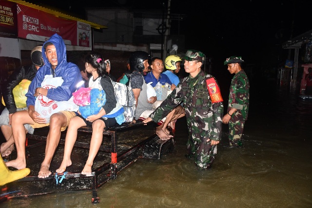 Tinjau Lokasi Banjir Desa Tempuran, Wabup Gus Barra Dan Khofifah Salurkan Bantuan Untuk Warga