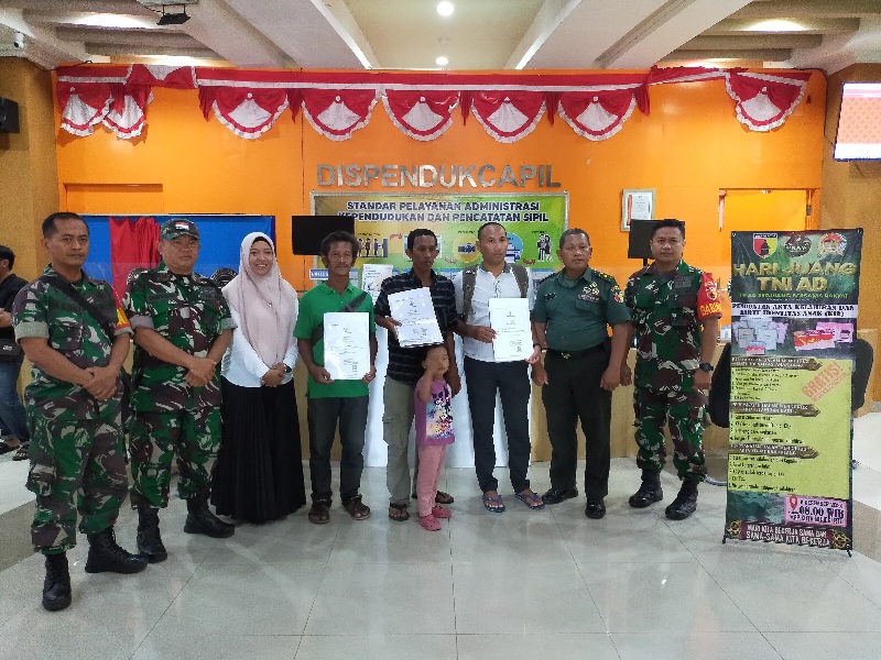 Rangkaian Peringatan Hari Juang Kartika, Kodim 0815/Mojokerto Bersama Dispendukcapil Kota Mojokerto Gelar Bakti Sosial Pembuatan Akta Kelahiran