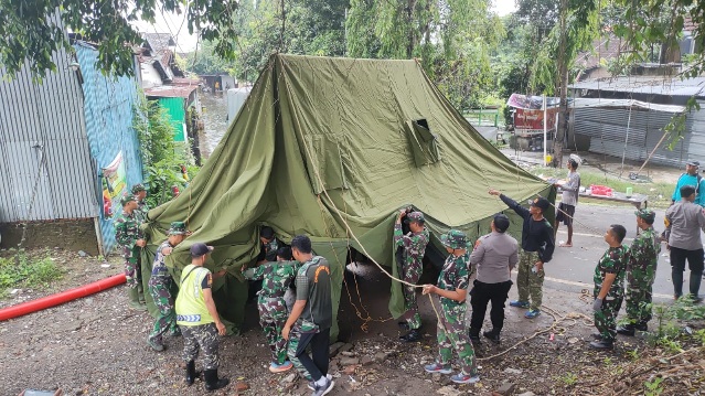 TNI-Polri Bersama Warga Dirikan Posko Bantuan di Pulorejo