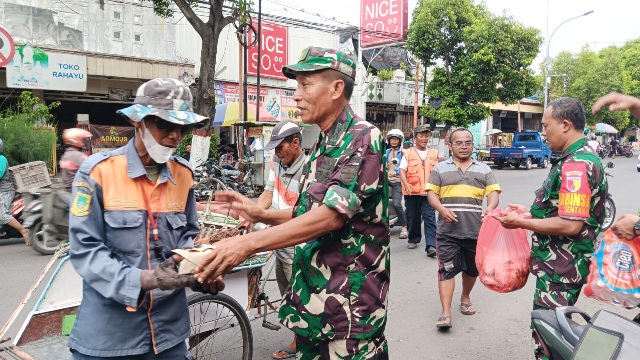 Tebar Kebaikan Jum’at Berkah, Kodim 0815/Mojokerto Salurkan Sedekah Prajurit Sasar Abang Becak & Kaum Dhuafa