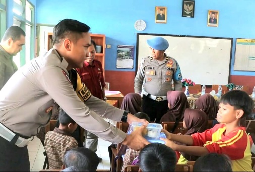 Polresta Cirebon Berikan Makan Bergizi Gratis kepada Siswa Sekolah