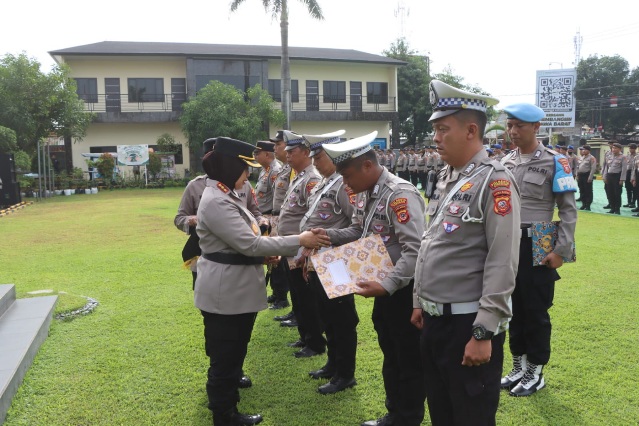 Kapolresta Cirebon Pimpin Apel Jam Pimpinan dan Pemberian Penghargaan Kepada Personil Berprestasi