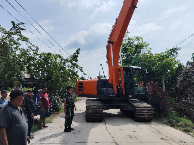 Cegah Potensi Banjir, Koramil 0815/06 Kemlagi Bareng Dinas PUPR Kabupaten Mojokerto Sterilkan Aliran Sungai