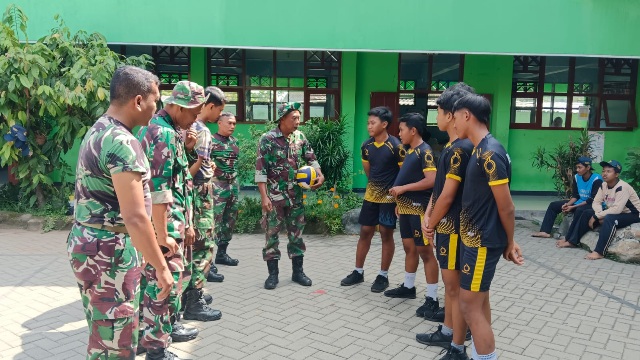 Sinergi TNI dan Generasi Muda : Koramil Trowulan Ajak Siswa SMPN 02 Bermain Voli