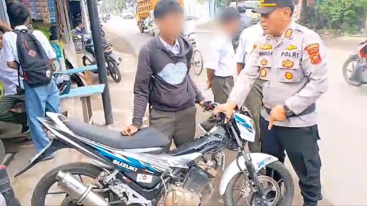 Polsek Lemahabang Gencarkan Penertiban Knalpot Tidak Sesuai Spesifikasi Teknis Di Kalangan Pelajar