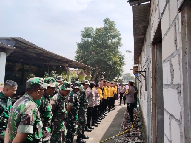 Solidaritas di Tengah Musibah: TNI-Polri Bersama Warga Bersihkan Sisa Reruntuhan