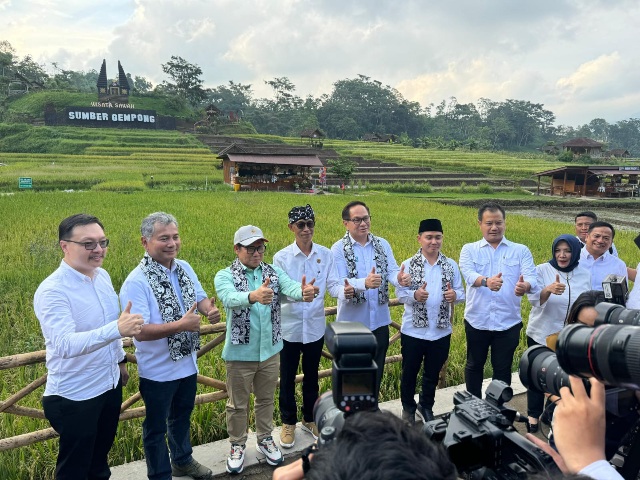 Kunjungi Desa Ketapanrame Trawas, Menko PM Tekankan Pentingnya Sinergi Dalam Pemberdayaan Masyarakat