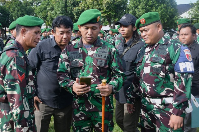 Cegah Judi Online, Dandim 0815/Mojokerto Periksa Handphone Anggota