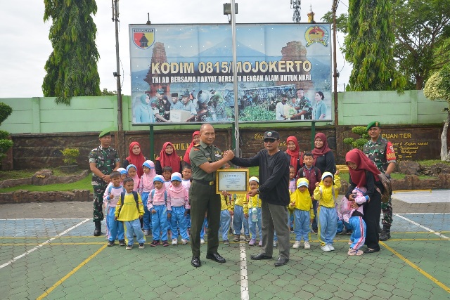 KB TK Islam Anak Sholeh dan TK Pancasila Kunjungi Makodim 0815/Mojokerto, Kenalkan Profesi TNI Sejak Dini