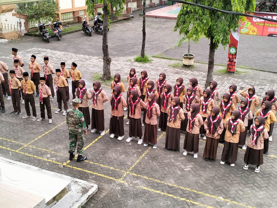 Wasbang di MTs Darul Ulum, Koramil 0815/07 Jetis Fokus Tanamkan Cinta Tanah Air dan Kedisiplinan